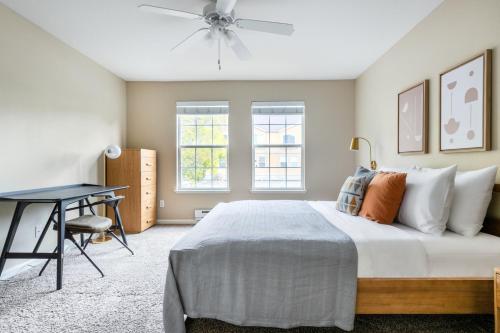 Ένα ή περισσότερα κρεβάτια σε δωμάτιο στο Santa Clara 2BR w Parking WD nr Dining SFO-412