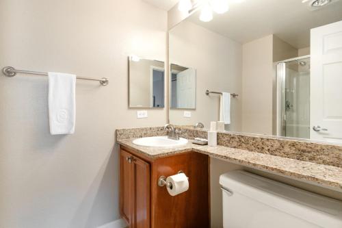 Ένα μπάνιο στο Santa Clara 2BR w Parking WD nr Dining SFO-412