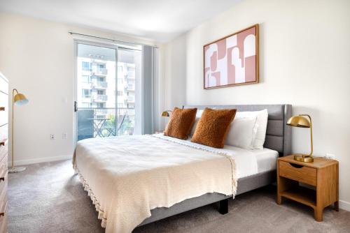 ein Schlafzimmer mit großem Bett und Fenster in der Unterkunft Santa Clara 1BR w Parking Gym nr Groceries SFO-437 in Santa Clara