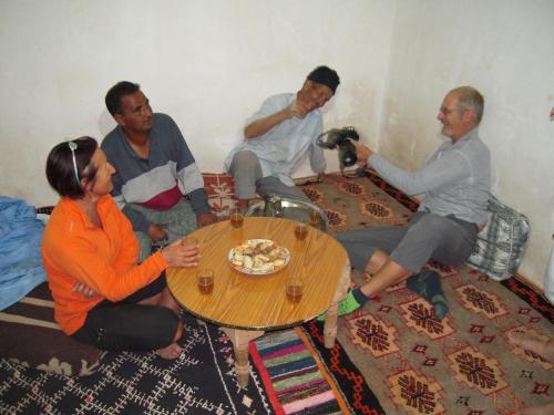 een groep mensen die rond een tafel zitten bij Chez Mohamed benour in Telouet