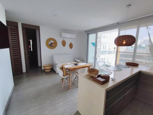 een keuken en een woonkamer met een tafel en een eetkamer bij Spiaggia di Cartagena (Apartamento de lujo) in Cartagena