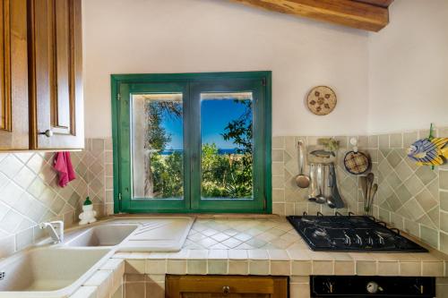 Kuchyň nebo kuchyňský kout v ubytování Tipica Casa Sarda con Piscina Privata e Vista Mare