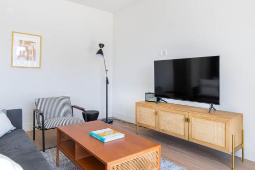 Gallery image of Oakland 1BR w AC WD Sky Deck next to BART SFO-519 in Oakland