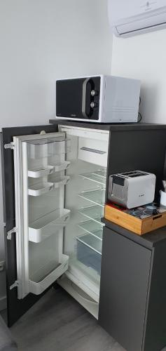 d'un réfrigérateur ouvert avec un four micro-ondes. dans l'établissement La Marion, à Saint-Jean-de-Losne