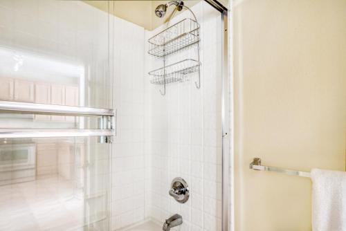 ein Bad mit einer Dusche und einer Glastür in der Unterkunft San Bruno 1BR w Pool Gym WD nr trains shops SFO-583 in San Bruno