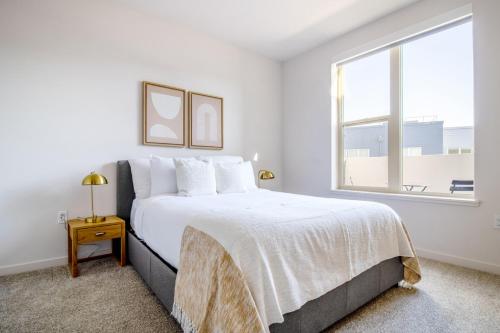 Un dormitorio blanco con una cama grande y una ventana en Milpitas 1BR w Gym Pool nr BART Great Mall SFO-545 en Milpitas