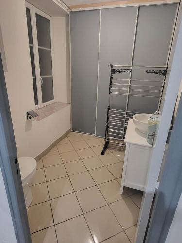 une salle de bain avec toilettes et lavabo dans l'établissement Maison de charme, à Benoîtville