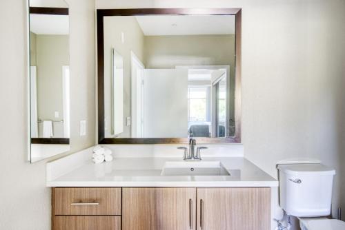 Ένα μπάνιο στο Mountain View 1BR w Pool Gym nr Target TJ SFO-591