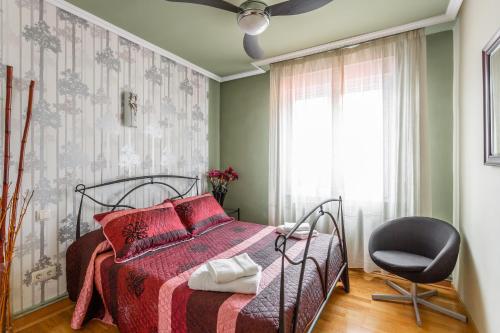 1 dormitorio con 1 cama, 1 silla y 1 ventana en hospedaje Miluce, en Pamplona