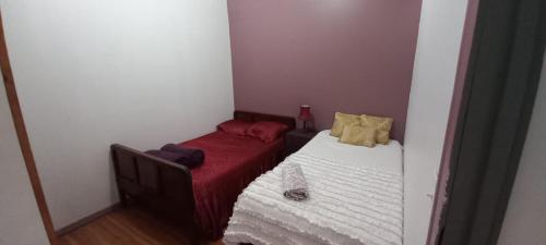 um pequeno quarto com uma cama e um sofá em Casa Dota em Santa María