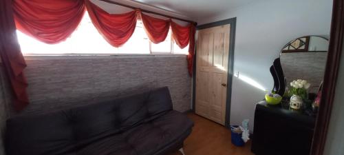 uma sala de estar com um sofá e uma janela em Casa Dota em Santa María