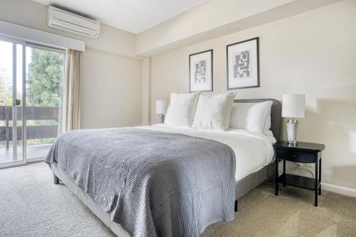 Postel nebo postele na pokoji v ubytování Palo Alto 1BR w Gym Pool nr FB Google SFO-705