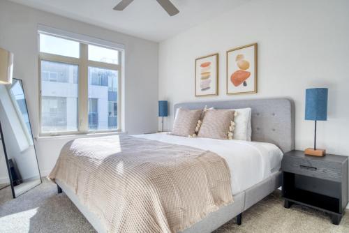 Ein Bett oder Betten in einem Zimmer der Unterkunft Milpitas 2BR w Pool Gym Lounge nr BART SFO-823