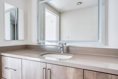 Ein Badezimmer in der Unterkunft Milpitas 2BR w Pool Gym Lounge nr BART SFO-823