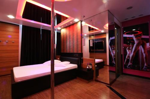 Zimmer mit 2 Betten und einem Spiegel in der Unterkunft Liberty Motel in Saltinho