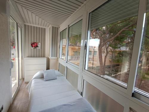 a room with a bench in front of two windows at Jescamar 2 in Salou