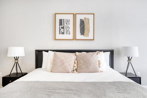 une chambre avec un grand lit blanc avec deux lampes dans l'établissement San Carlos 2BR w Gym Pool BBQ nr Caltrain SFO-910, à San Carlos