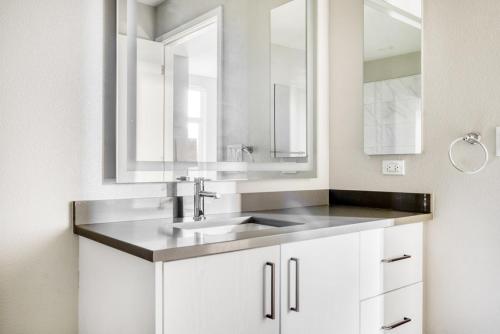 une salle de bain avec un lavabo et un miroir dans l'établissement San Carlos 2BR w Gym Pool BBQ nr Caltrain SFO-910, à San Carlos