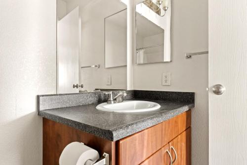 Koupelna v ubytování Mountain View 1BR w Pool Gym WD nr Target SFO-1095