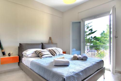 - une chambre avec un lit et 2 serviettes dans l'établissement Villa Aurora, à Acharavi