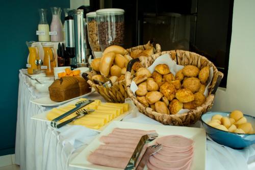 una mesa con dos cestas de pan y queso en Hotel Viaggiatore, en Cochabamba