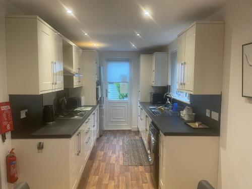 Кухня или мини-кухня в Lovely 3 Bed Bungalow with garage, close to Brecon Beacons & Bike Park Wales
