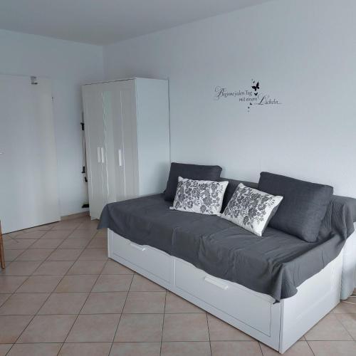 uma cama com duas almofadas num quarto em Frische-Brise-10-05 em Cuxhaven
