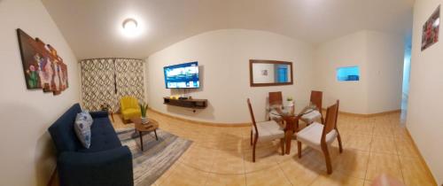 sala de estar con mesa y comedor en Warmisitay HOME, en Lima