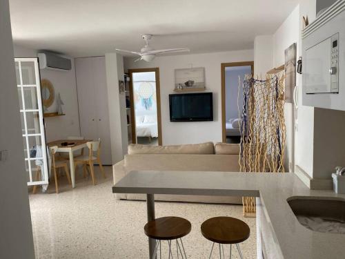 una sala de estar con un sofá y una mesa en Ático en Barbate, en Barbate