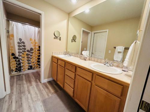 a bathroom with two sinks and a large mirror at Mountain View Memories Gorgeous Views! 2 Story Pristine Condo Close to Foothills, Trails, Table Rock, Greenbelt, Bown Crossing and Barber Park in SE Boise in Boise