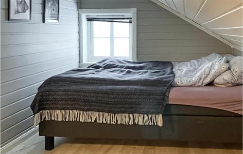 Bett in einem Zimmer mit Fenster in der Unterkunft Awesome Home In Treungen With Wifi in Treungen