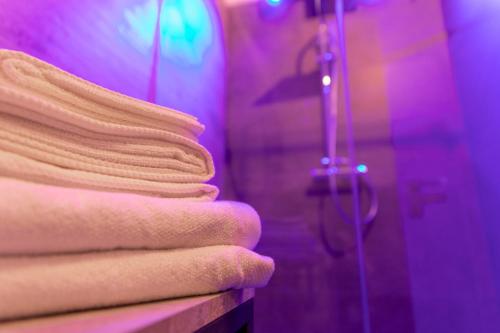 un grupo de toallas en la encimera del baño en Verona Urban Apartment, en Verona