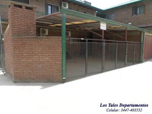 un edificio con una puerta frente a un edificio de ladrillo en Los Tales Departamentos en Colón