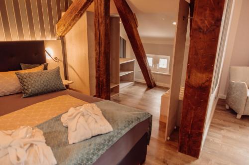 una camera da letto con un letto e asciugamani di AnaCapri Gästehaus Verona a Ueckermünde