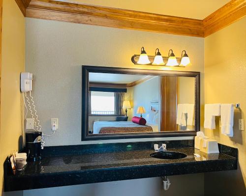 a bathroom with a sink and a large mirror at Cattle country lodge in Stroud