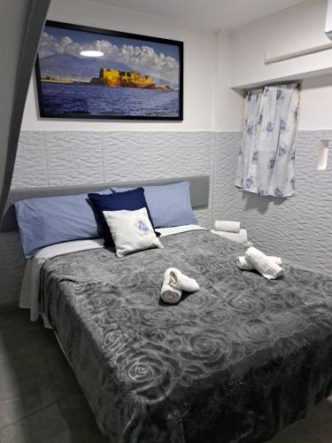una camera da letto con un letto con due paia di scarpe sopra di Casa Storica a Napoli