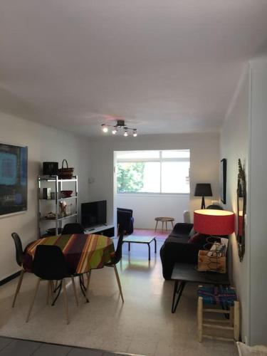 un salon avec un canapé et une table dans l'établissement BEL APPARTEMENT 4Pers RDC/parking/terrasse/ jardin, à Collioure