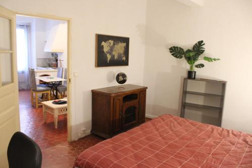 Un dormitorio con una cama y una mesa con una planta en Appartement entier 40m2, en Les Arcs sur Argens