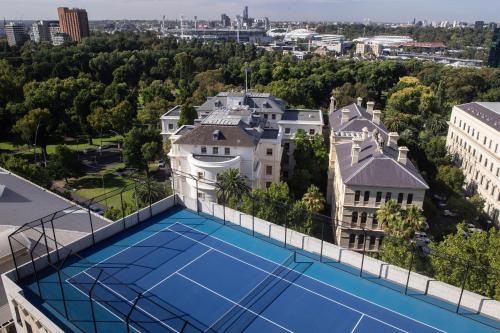 una vista aérea de una pista de tenis en la azotea de un edificio en Park Hyatt Melbourne, en Melbourne