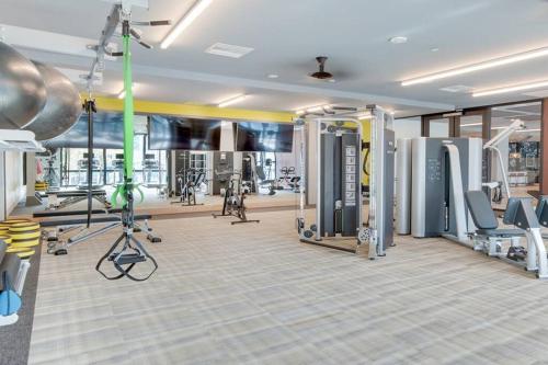 een fitnessruimte met verschillende loopbanden en machines bij Jack London square stylish luxury 1BD apartment in Oakland