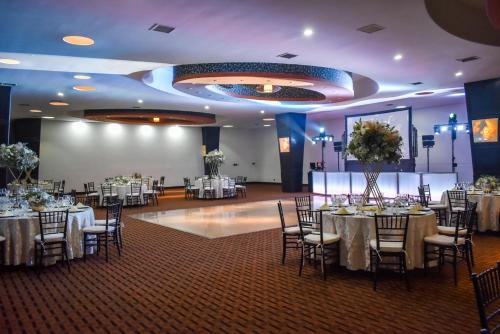 a banquet hall with white tables and chairs at Hilton Queretaro in Quer&eacute;taro