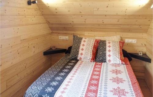- une chambre avec un lit dans une cabane en rondins dans l'établissement Amazing Home In Saint-pierre-dalbigny With Kitchen, à Juvigny