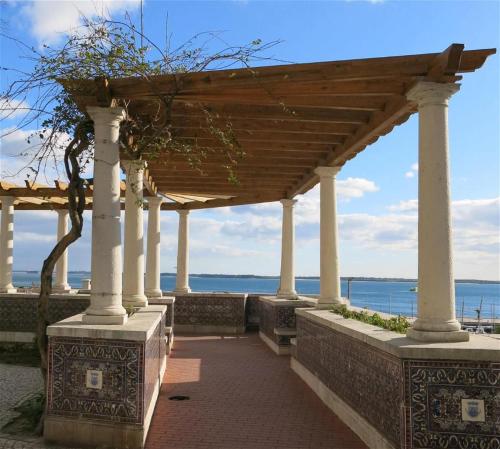 a pavilion with a view of the ocean at Casas do Miradouro in Setúbal