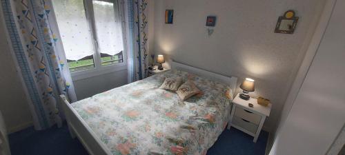 Cette petite chambre comprend un lit avec des chaussures. dans l'établissement Appartement Domaine des Yearlings DEAUVILLE, à Deauville