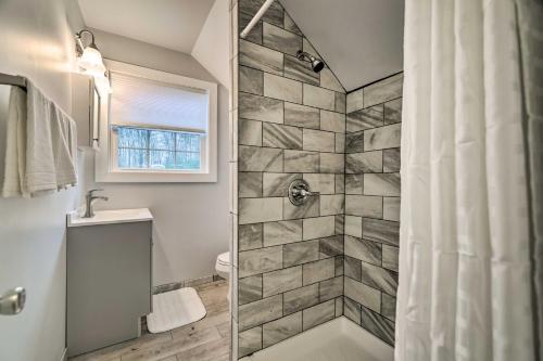 y baño con ducha, lavabo y aseo. en Scotrun Home Centrally Located to Area Resorts, en Scotrun