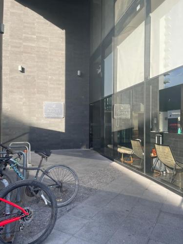 two bikes parked in front of a building at Espectacular vista Antofagasta-SOLO ADULTOS in Antofagasta