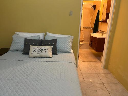 Postel nebo postele na pokoji v ubytování St Bess Comfort Style