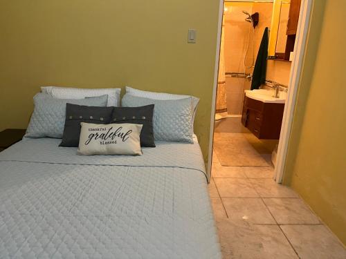 Una cama con una almohada en el baño en St Bess Comfort Style, en Black River