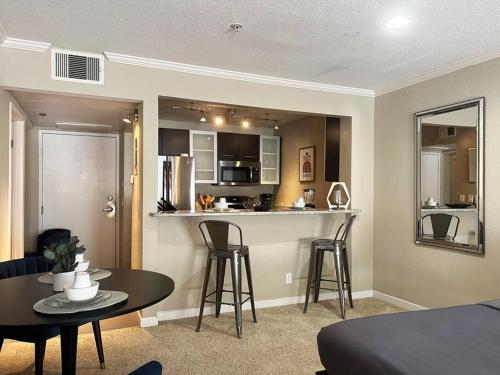 Kuchyň nebo kuchyňský kout v ubytování Hollywood Awesome Stay Free parking