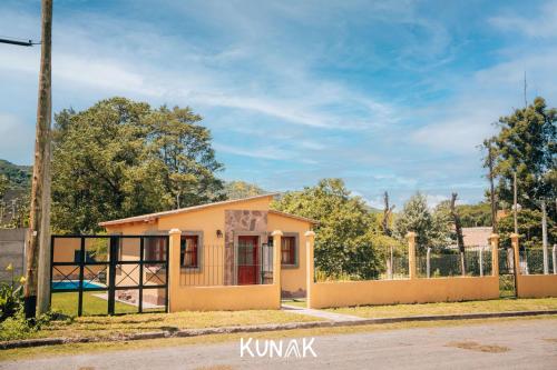 una pequeña casa al lado de una calle en kunak in 